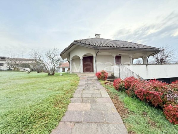 casa indipendente in vendita a Cantù in zona Fecchio