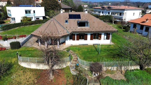 casa indipendente in vendita a Cantù in zona Fecchio