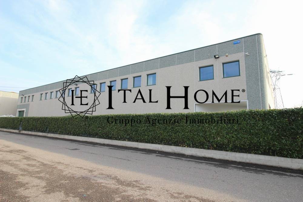 locale commerciale in vendita a Cantù