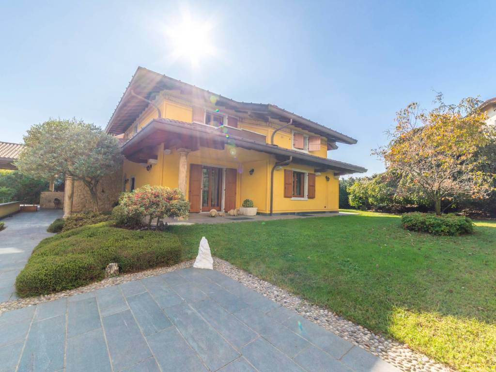 casa indipendente in vendita a Cantù