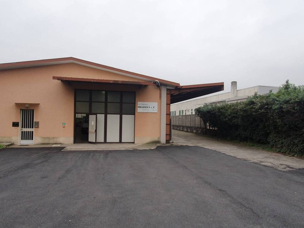 locale commerciale in vendita a Cantù in zona Vighizzolo