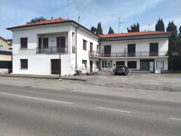 locale commerciale in vendita a Cantù