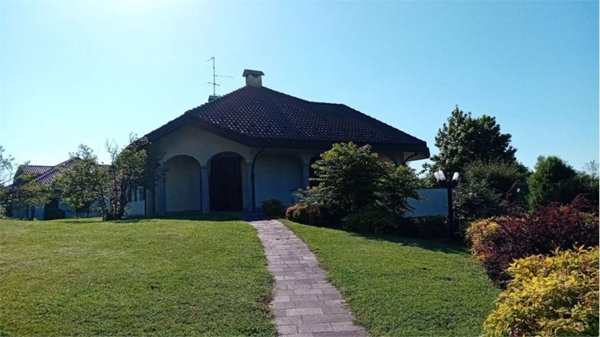 casa indipendente in vendita a Cantù in zona Fecchio