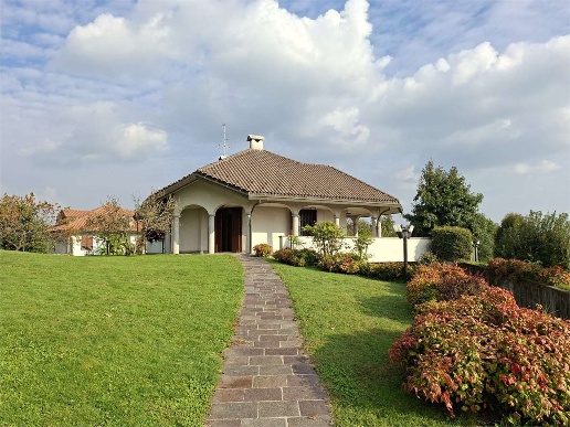 casa indipendente in vendita a Cantù in zona Fecchio