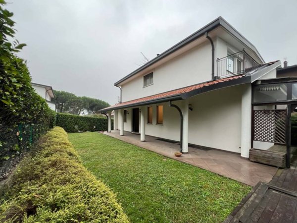 casa indipendente in vendita a Cantù in zona Fecchio
