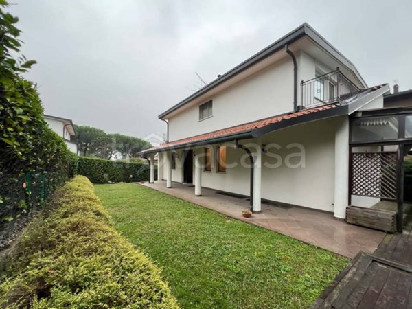 casa indipendente in vendita a Cantù in zona Fecchio