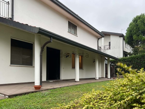 casa indipendente in vendita a Cantù in zona Fecchio