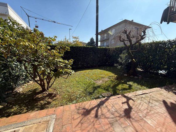 casa indipendente in vendita a Cantù in zona Vighizzolo