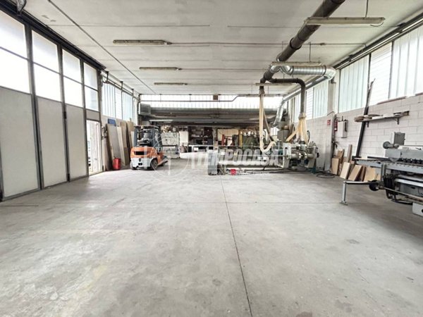 locale commerciale in vendita a Cantù in zona Vighizzolo