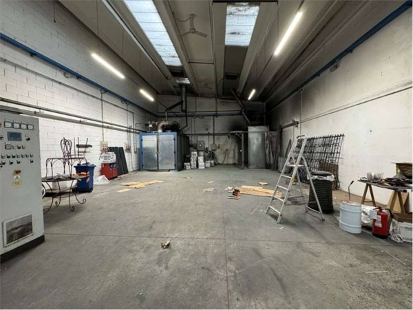 locale di sgombero in vendita a Cantù