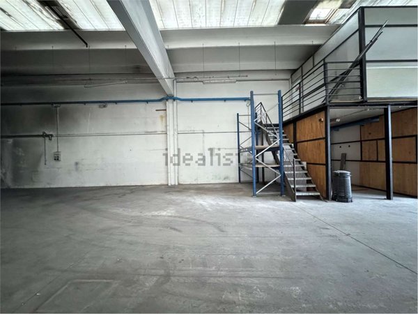 locale di sgombero in vendita a Cantù