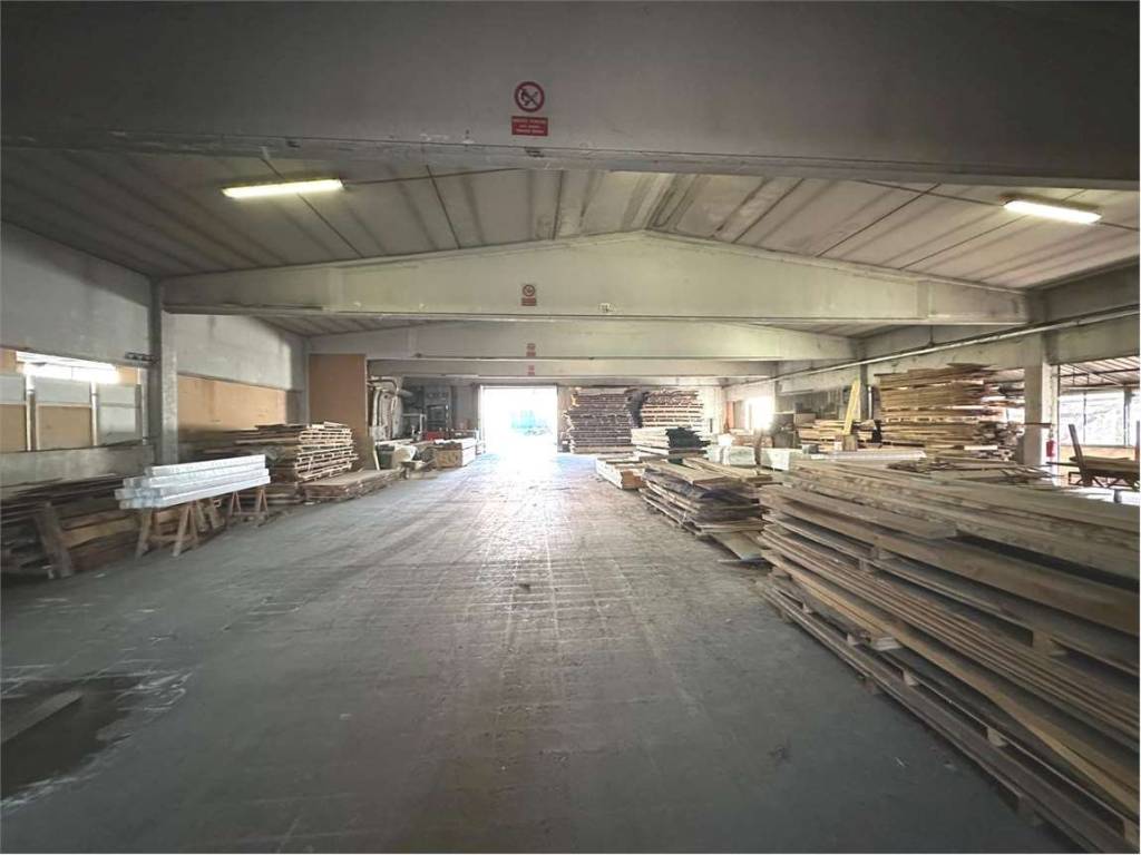 locale commerciale in vendita a Cantù