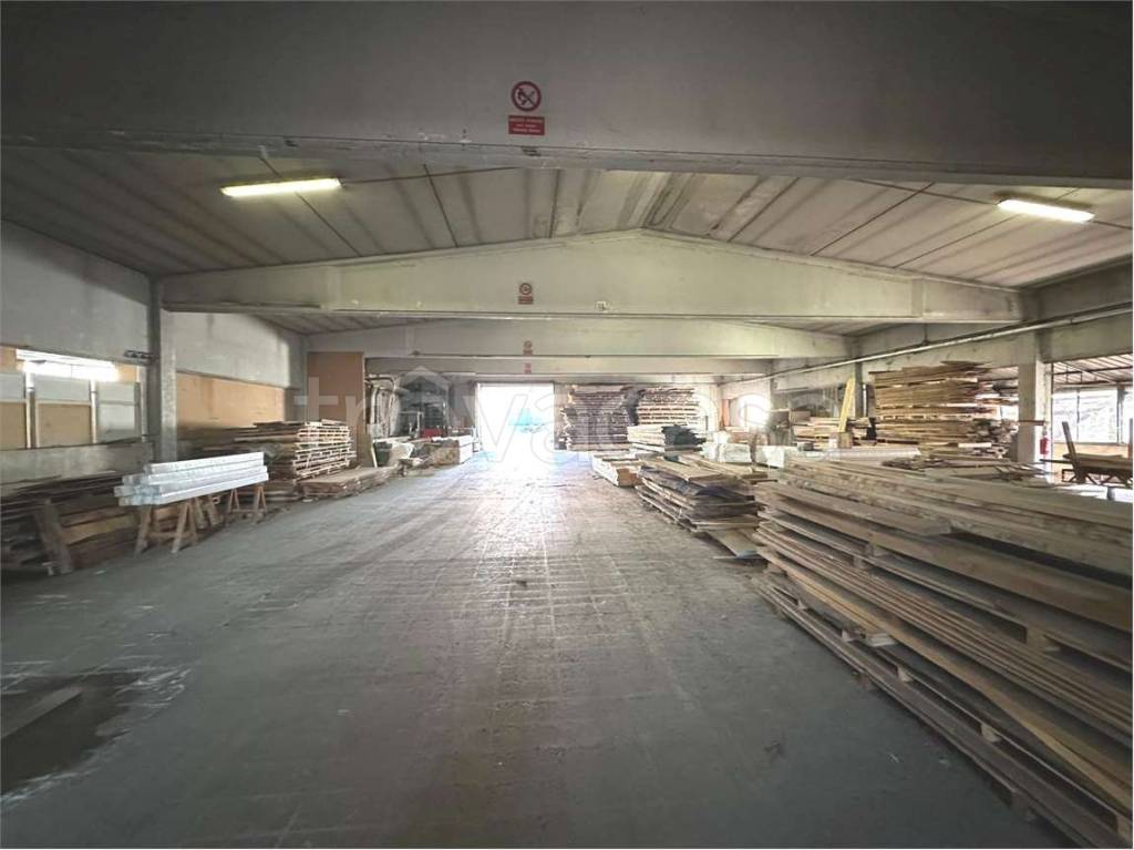 locale commerciale in vendita a Cantù