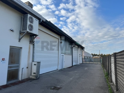 locale commerciale in vendita a Cantù