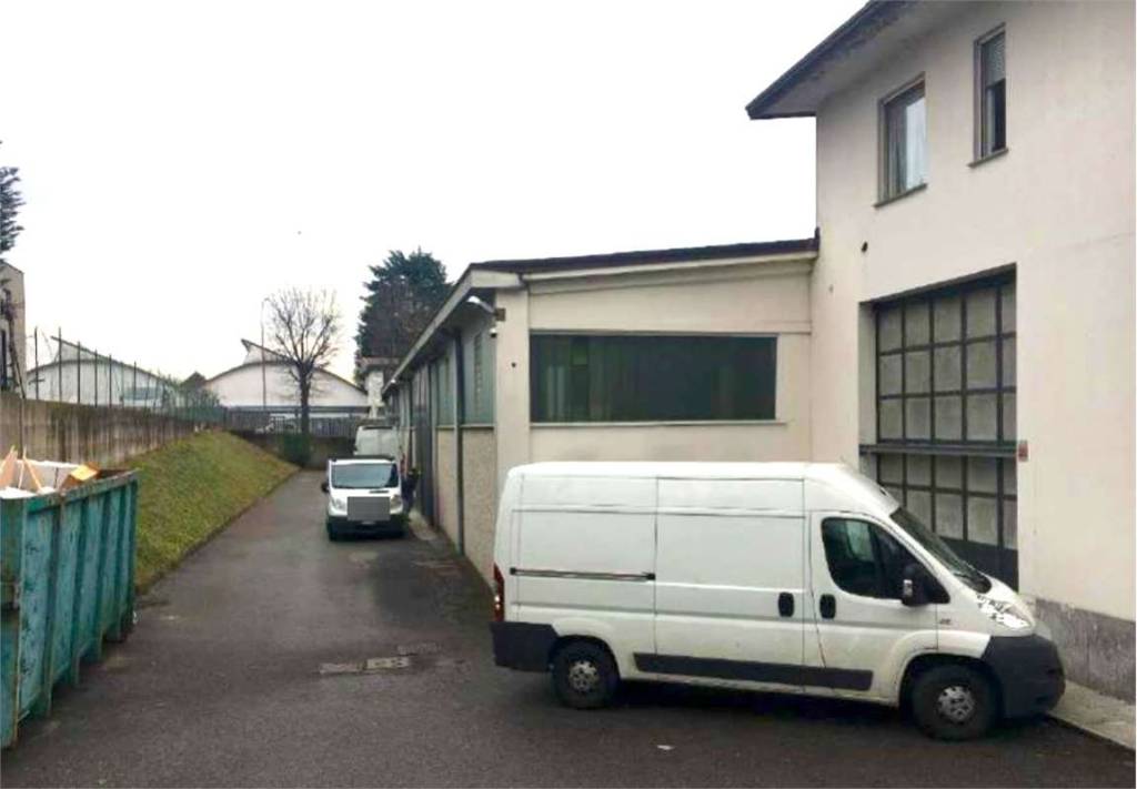 locale commerciale in vendita a Cantù