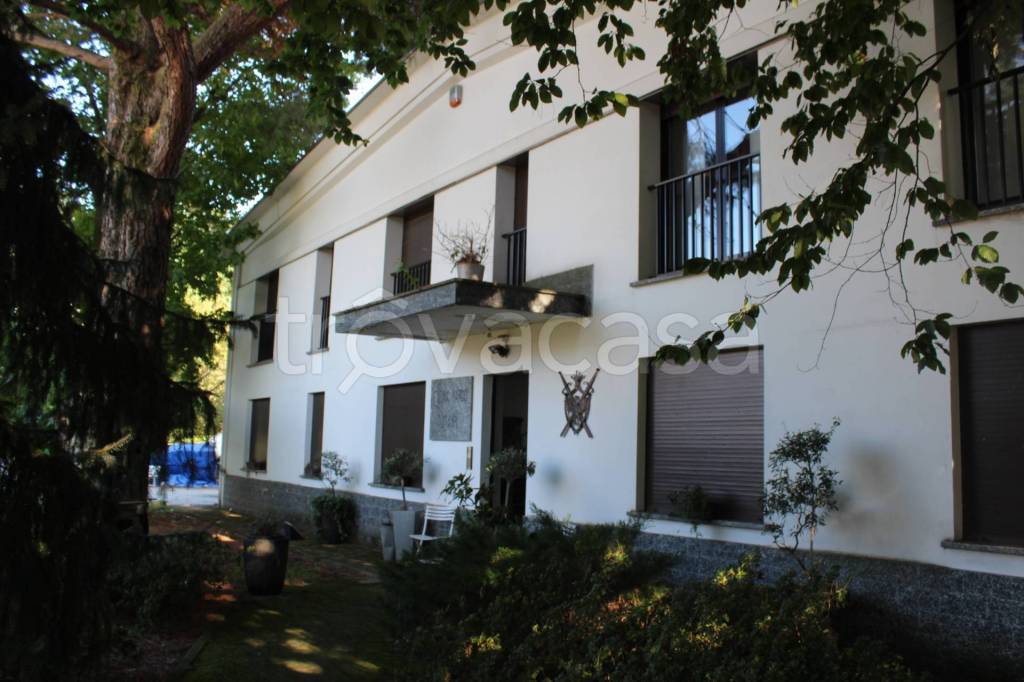 locale commerciale in vendita a Cantù