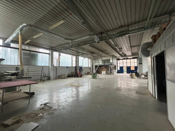 locale commerciale in vendita a Cantù