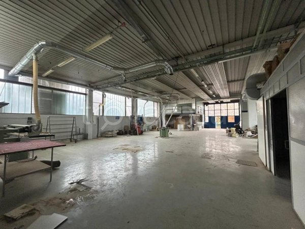 locale commerciale in vendita a Cantù