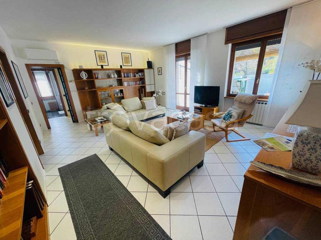 appartamento in vendita a Cantù in zona Cascina Amata