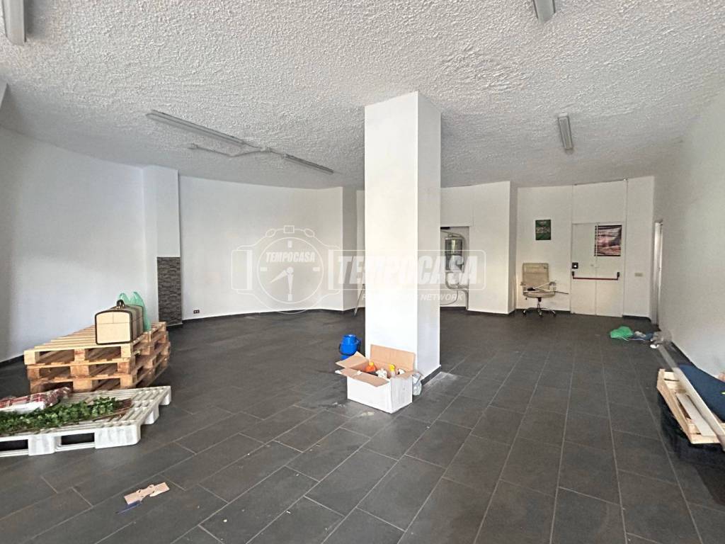 negozio in vendita a Cantù