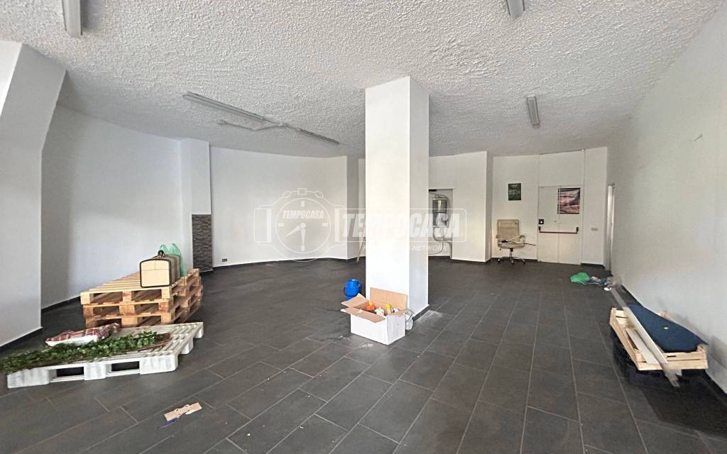 negozio in vendita a Cantù