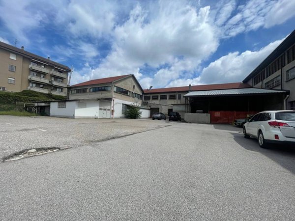 locale commerciale in vendita a Cantù