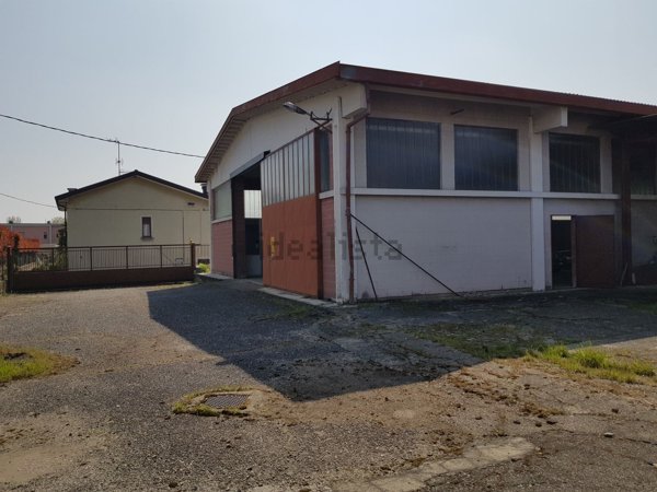 capannone in vendita a Cantù in zona Fecchio