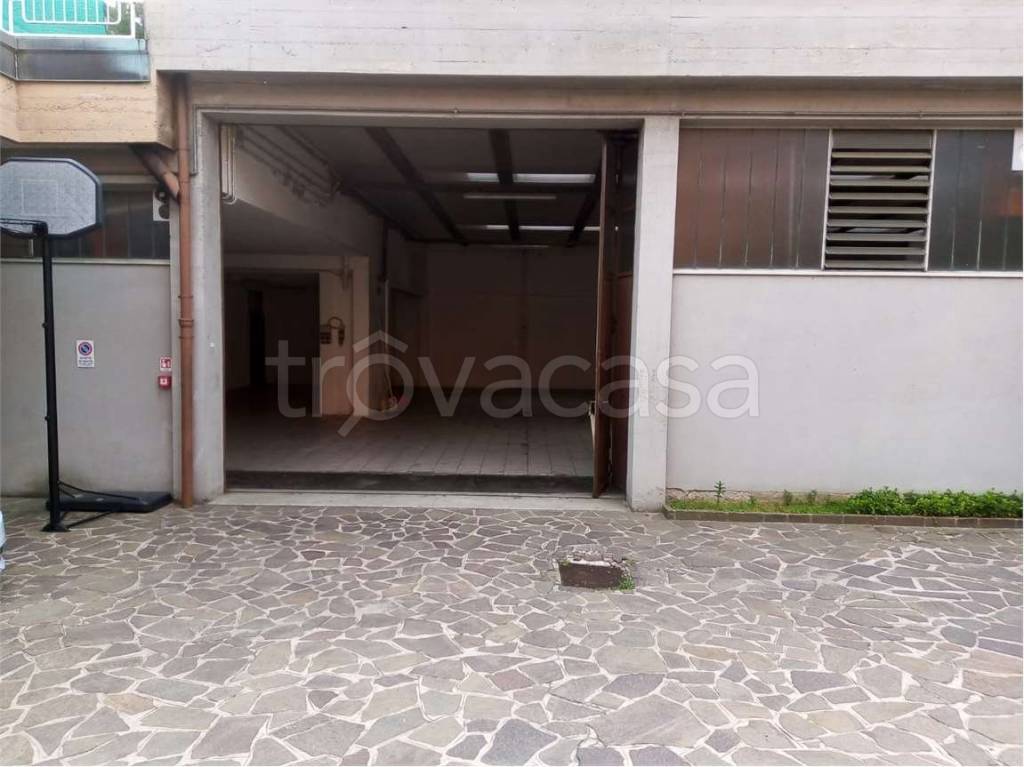 locale commerciale in vendita a Cantù