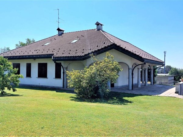 casa indipendente in vendita a Cantù in zona Fecchio