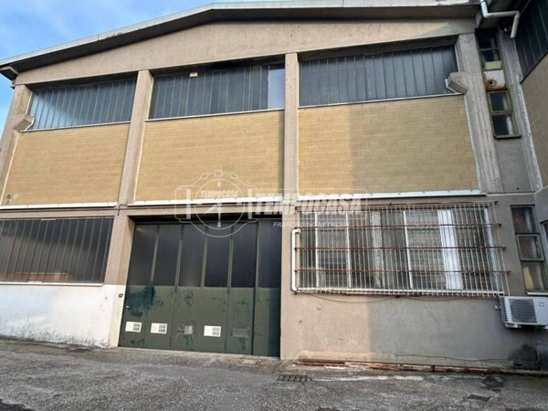 locale commerciale in vendita a Cantù