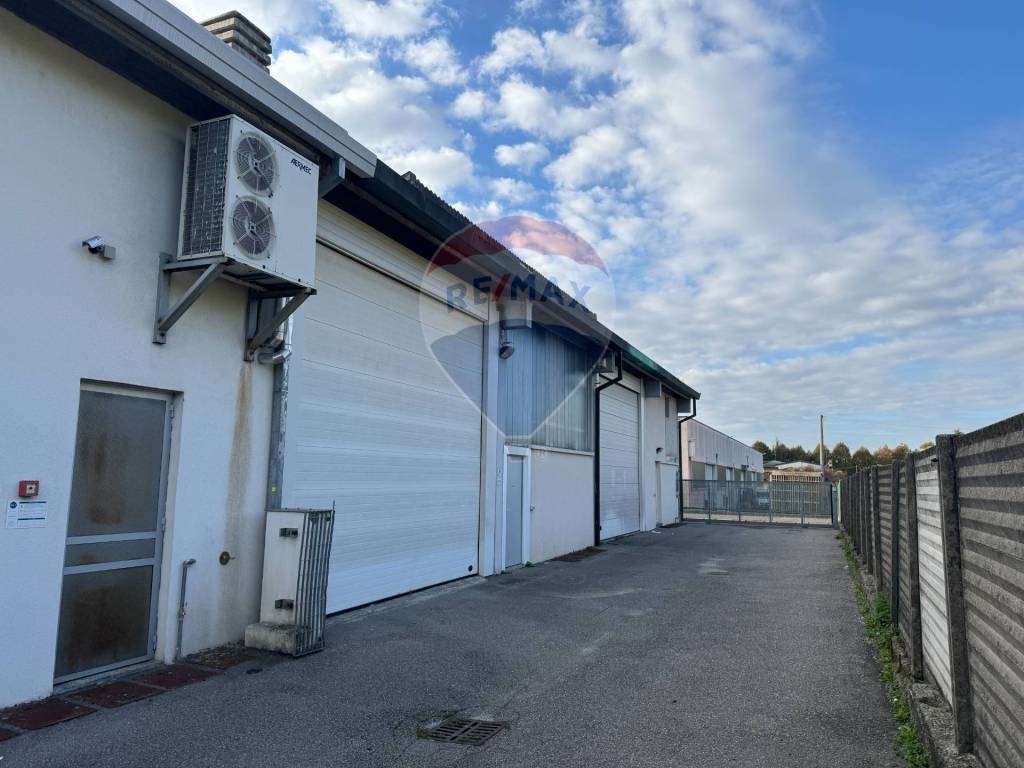 locale commerciale in vendita a Cantù