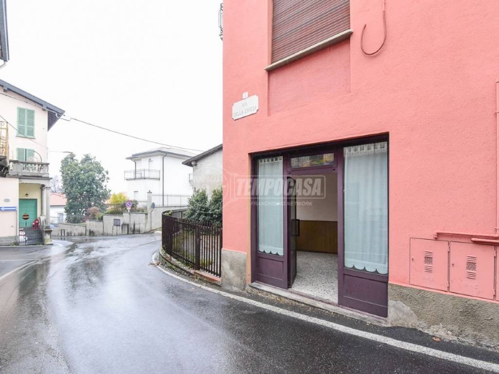 negozio in vendita a Cantù in zona Cascina Amata