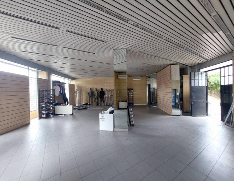 locale commerciale in vendita a Cantù