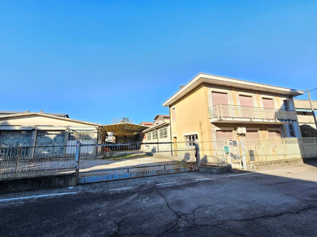 locale commerciale in vendita a Cantù