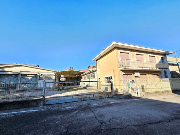 locale commerciale in vendita a Cantù