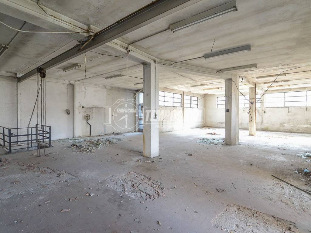 locale commerciale in vendita a Cantù