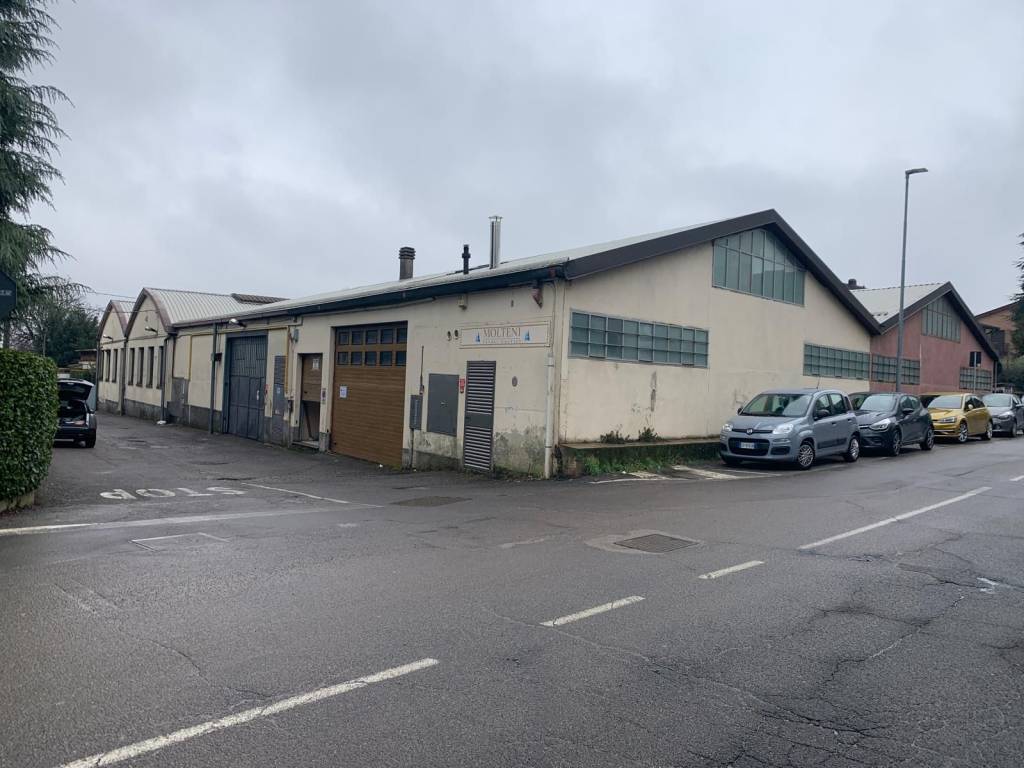 locale commerciale in vendita a Cantù