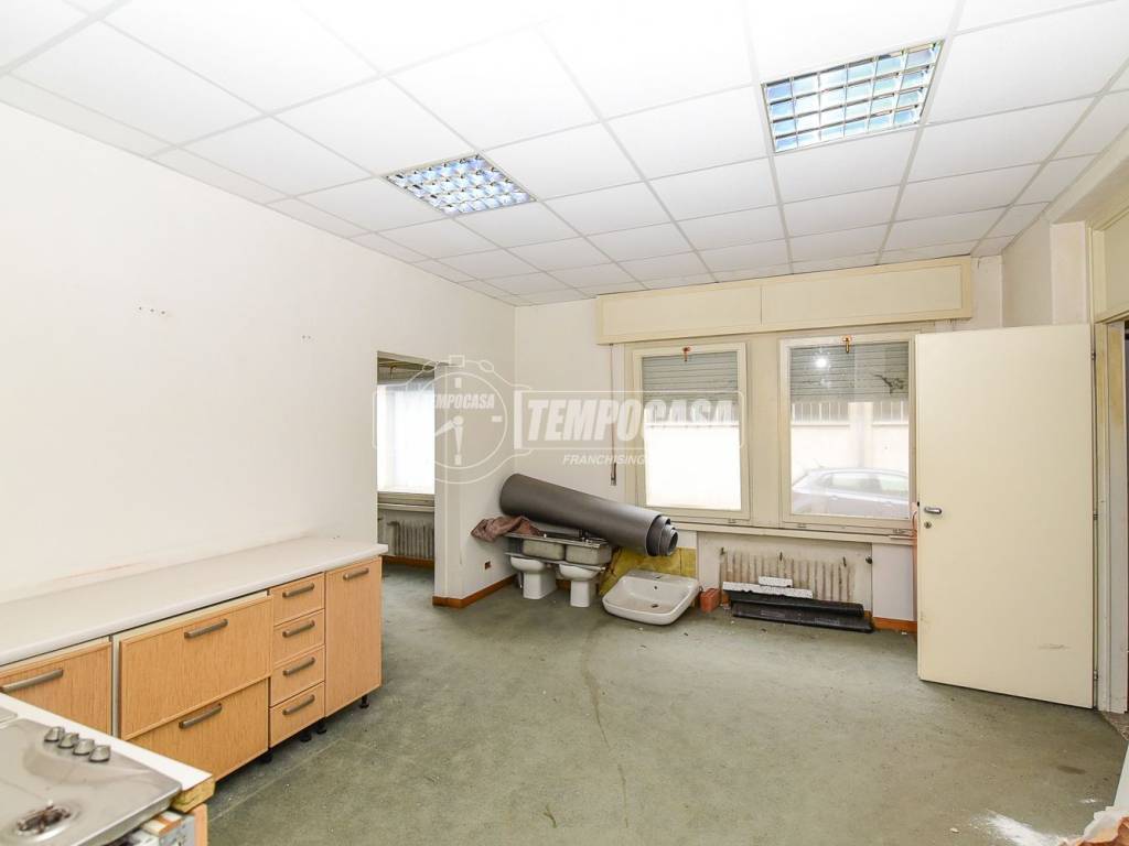 locale commerciale in vendita a Cantù in zona Vighizzolo