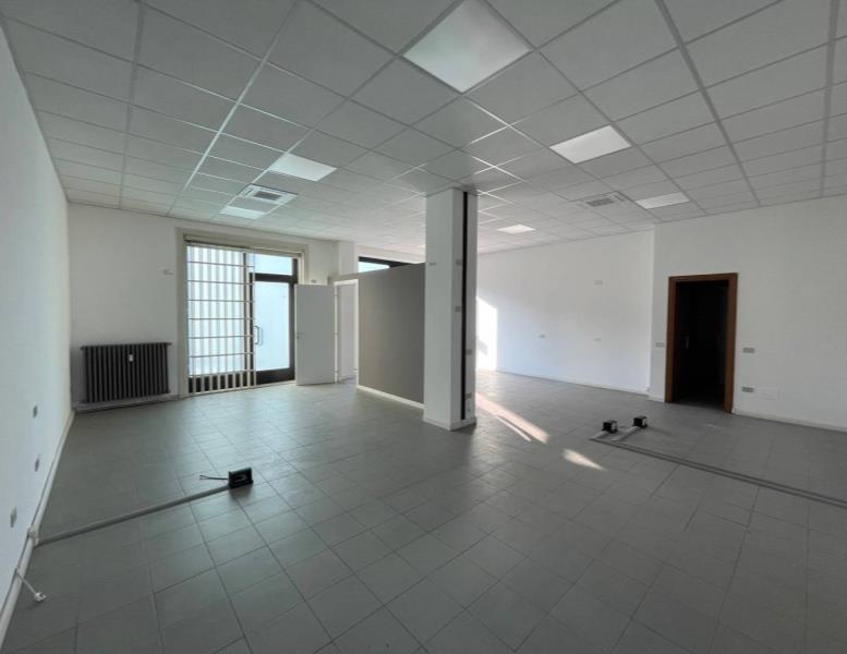 negozio in vendita a Cantù