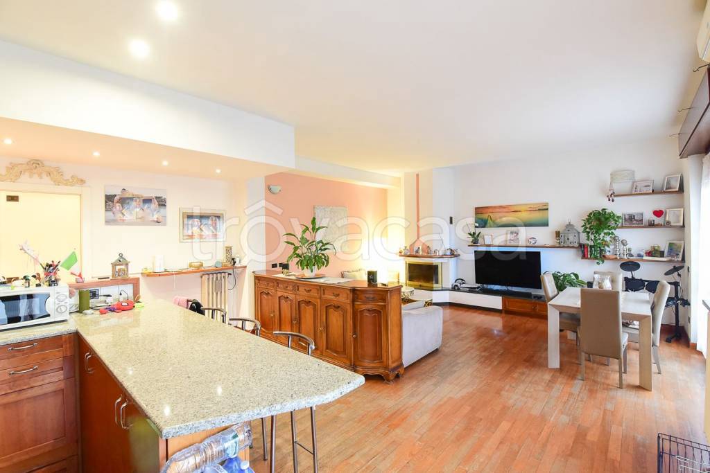 appartamento in vendita a Cantù in zona Vighizzolo