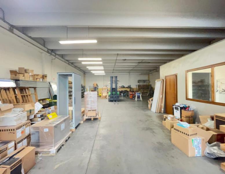 locale commerciale in vendita a Cantù