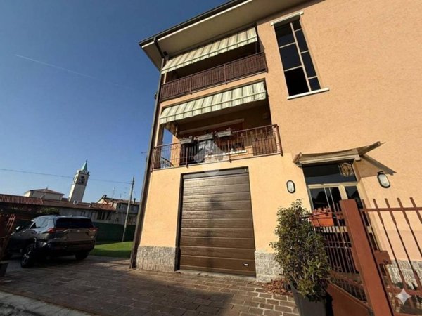 casa indipendente in vendita a Cantù in zona Cascina Amata