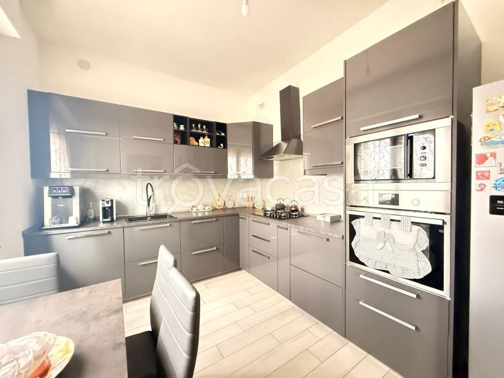 casa indipendente in vendita a Cantù in zona Cascina Amata