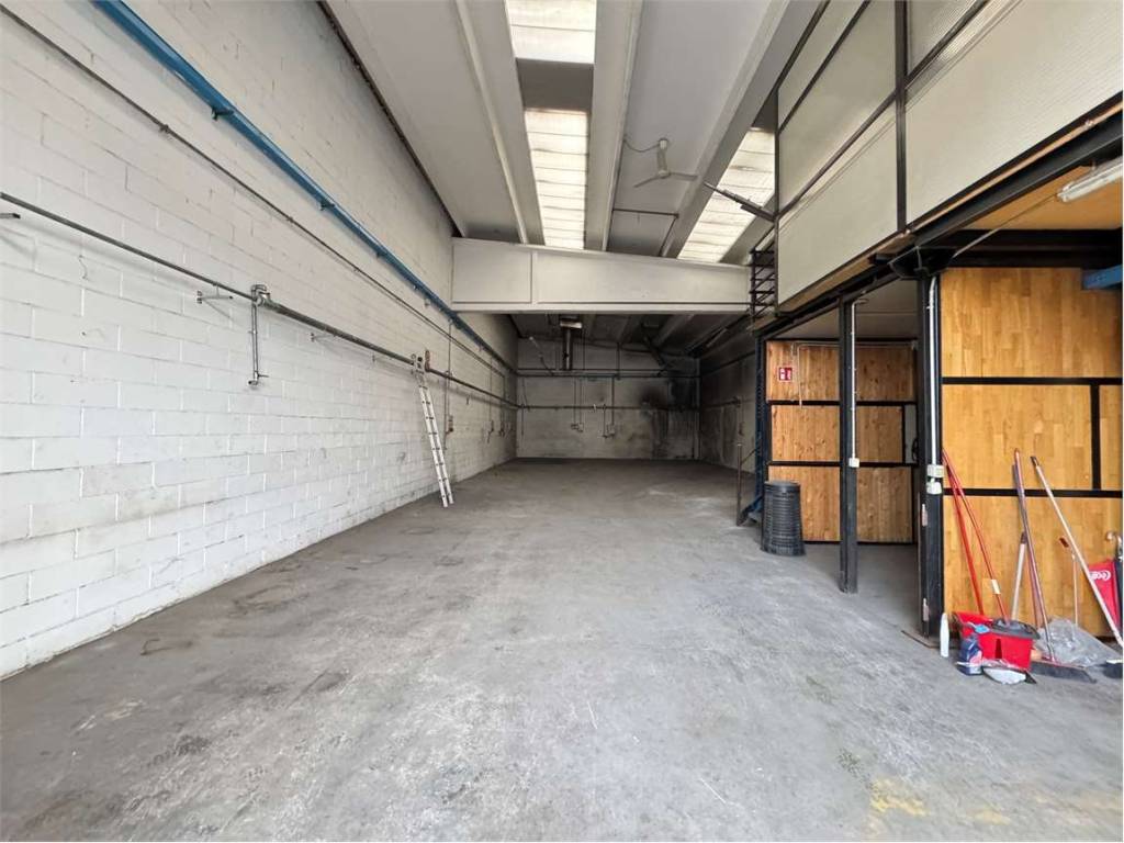 locale commerciale in vendita a Cantù