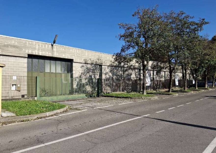 locale commerciale in vendita a Cantù