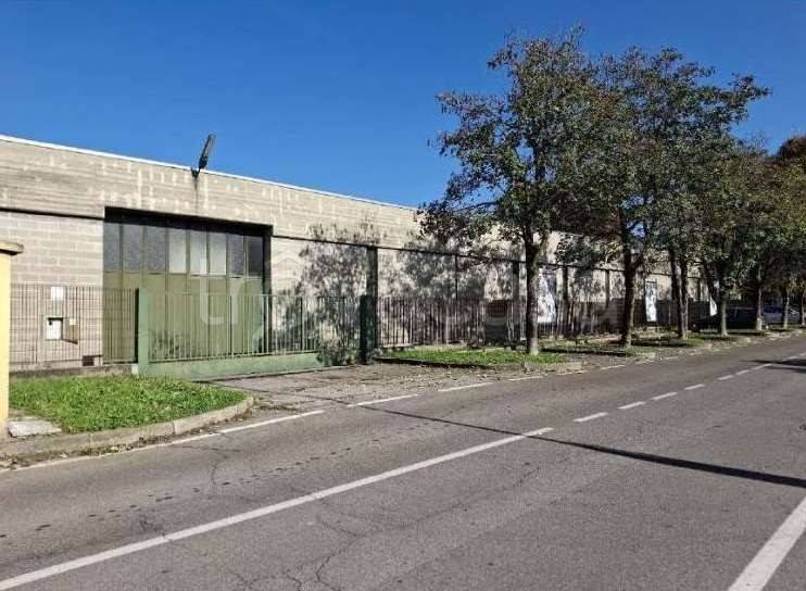 locale commerciale in vendita a Cantù