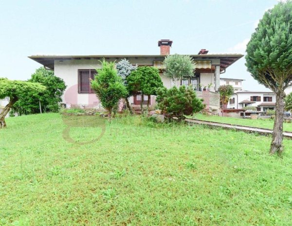 casa indipendente in vendita a Cantù in zona Vighizzolo