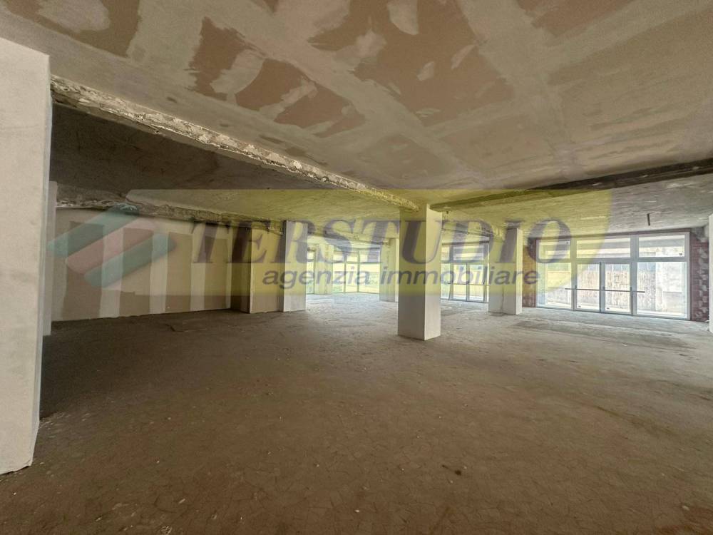 negozio in vendita a Cantù