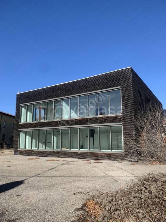 locale commerciale in vendita a Cantù in zona Vighizzolo