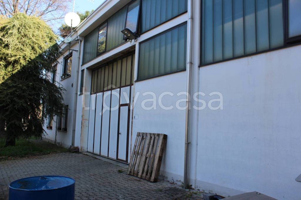 locale commerciale in vendita a Cantù